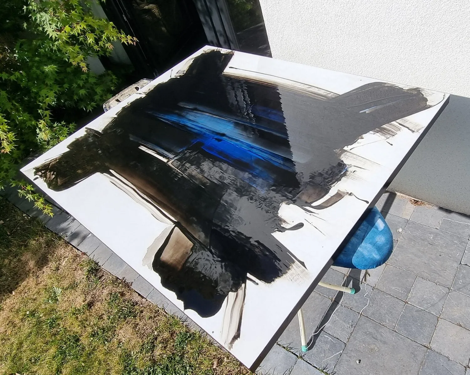 VENETUS LEO AD OPUS abstract painting of Frédéric Halbreich black and white and blue calligraphic contemporary painting oil painting lacquer on wood at Art Yi gallery in Brussels