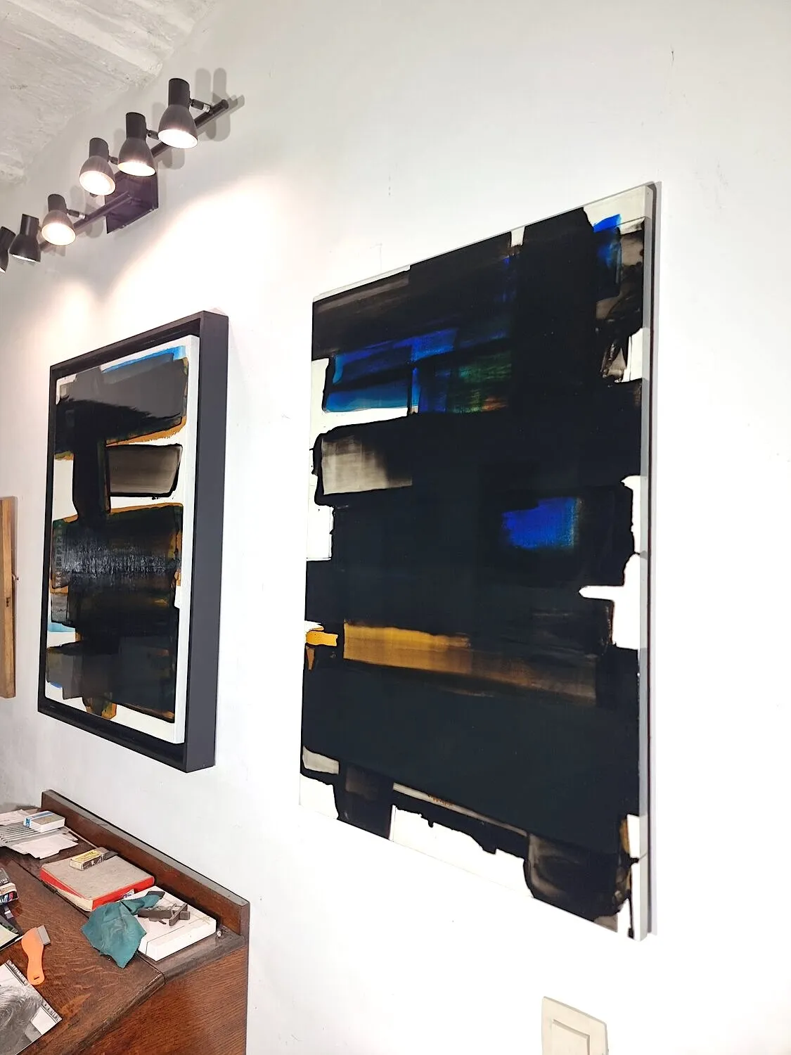 Aptere I, une peinture abstraite de Frédéric Halbreich, calligraphie contemporaine en noir, blanc et brun, huile sur bois laquée, exposée à la galerie Art Yi à Bruxelles.