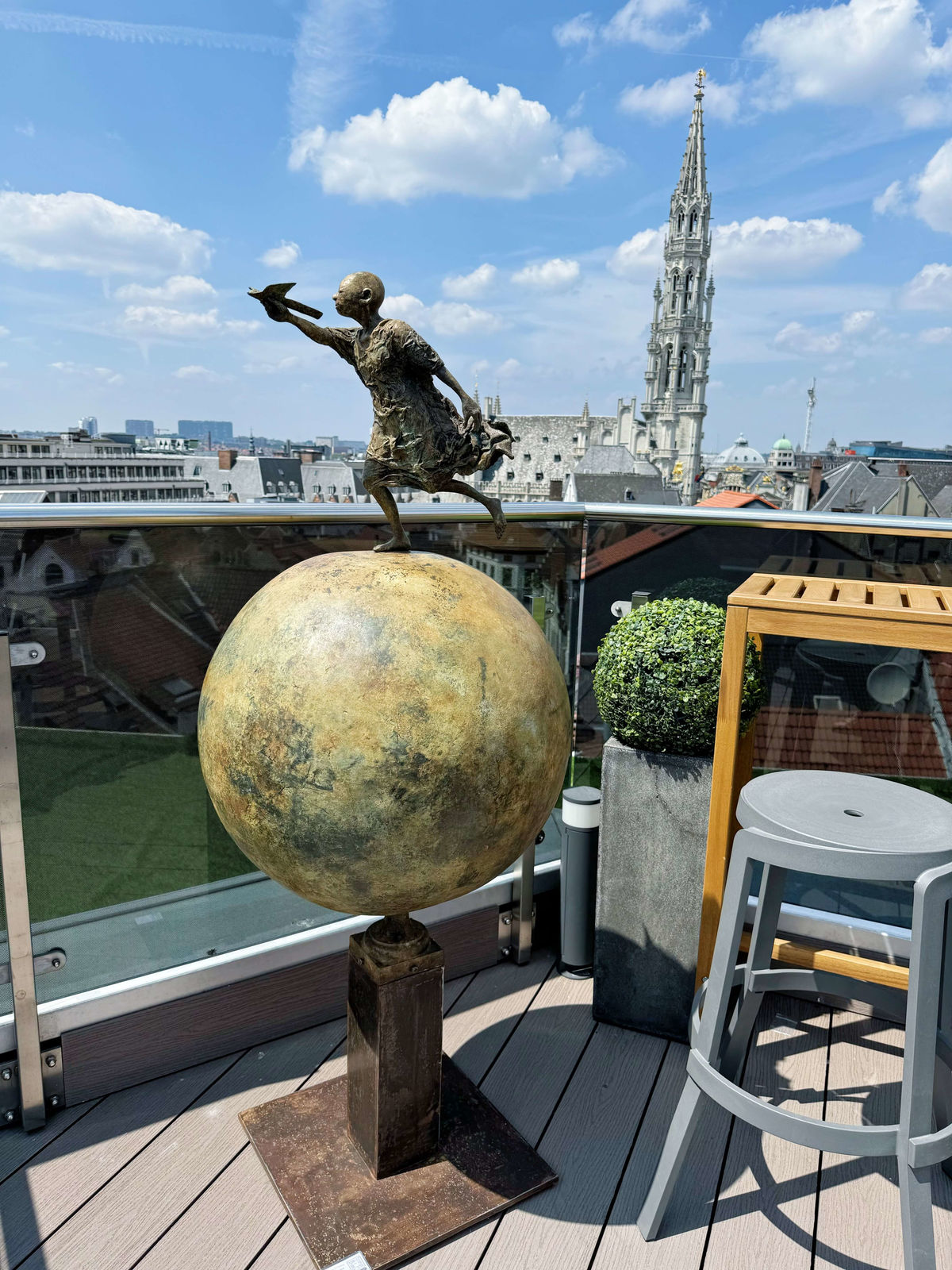 Nach Hause kommen, Lieven d'Haese, Fliegenskulptur, Flyer-Kind, Traum von der Fliege, zeitgenössische Bronzeskulptur, monumentale Skulptur, Gartenkunst, Gartenskulptur, Gartengestaltung Art Yi Kunstgalerie in Brüssel