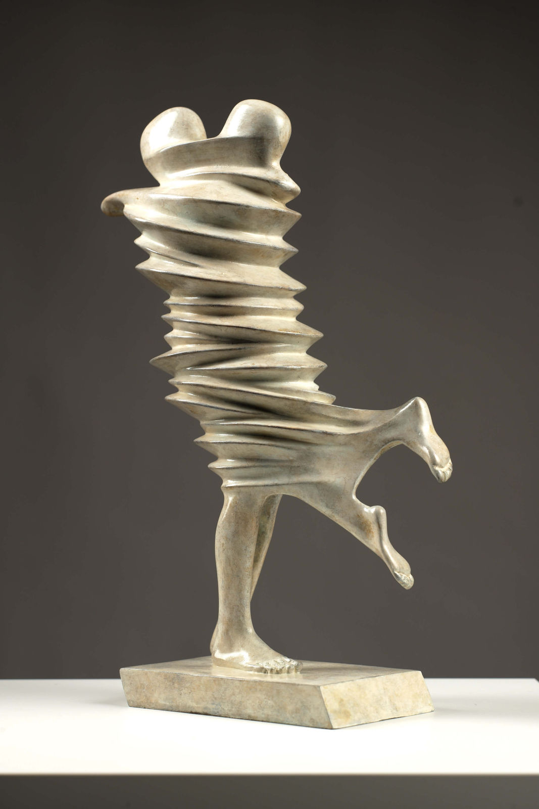 embrace number 2 couple sculpture of Liang Binbin kiss love couple fusion into one bronze sculpture contemporary sculpture figurative sculpture abstract sculpture dancing couple at Art Yi gallery in Brussels