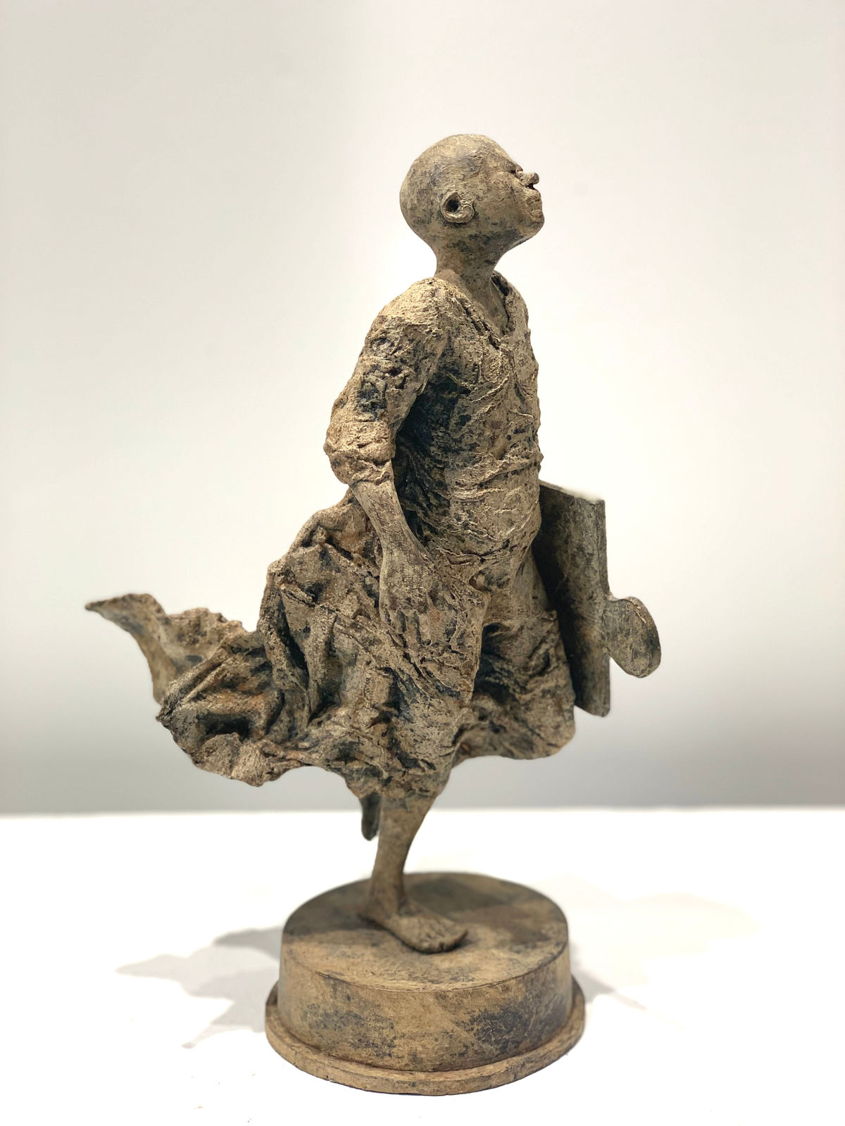 Ontbrekende schakel lieven d'haese hedendaagse bronzen sculptuur een jongen die rent met een puzzel sculptuur kindersculptuur kindertijd Art Yi kunstgalerie in brussel