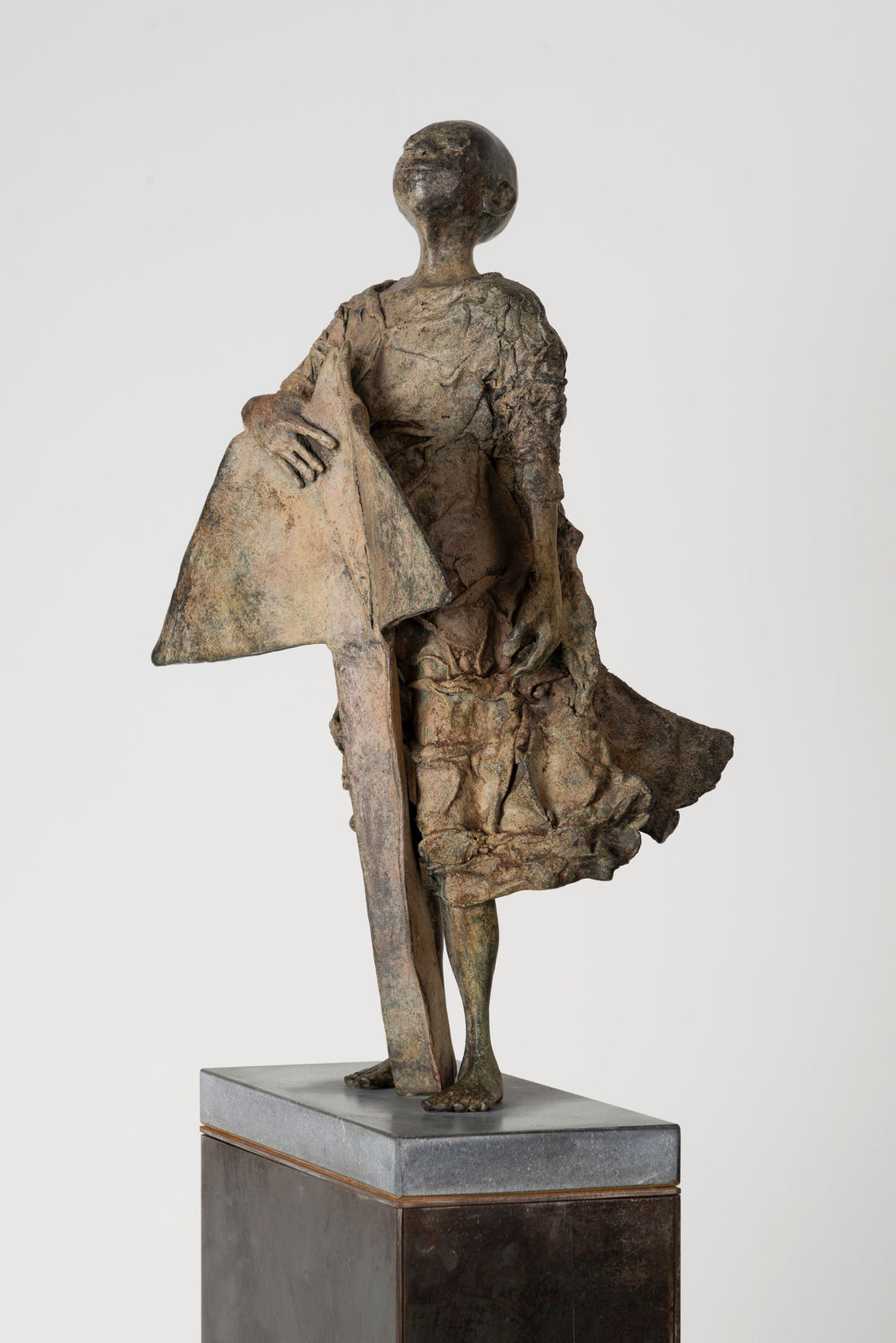 Eureka met socla lieven d'haese hedendaags bronzen beeld een jongen staand beeld tuinbeeld kunst tuinontwerp Art Yi kind sculptuur kinderdroom kunstgalerie in brussel