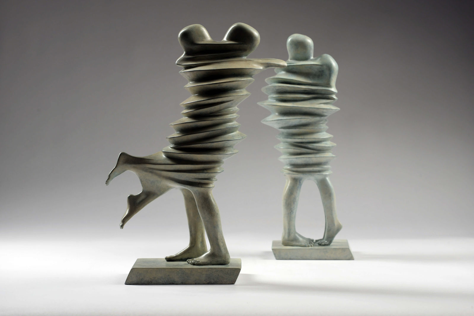 Het beeldhouwwerk 'Emboy nummer 2' van Liang Binbin, een verliefd stel dat in één geheel samensmelt, is een bronzen sculptuur, een hedendaagse sculptuur, een figuratieve sculptuur, een abstracte sculptuur en een dansend paar, te zien in de Art Yi-galerie in Brussel.