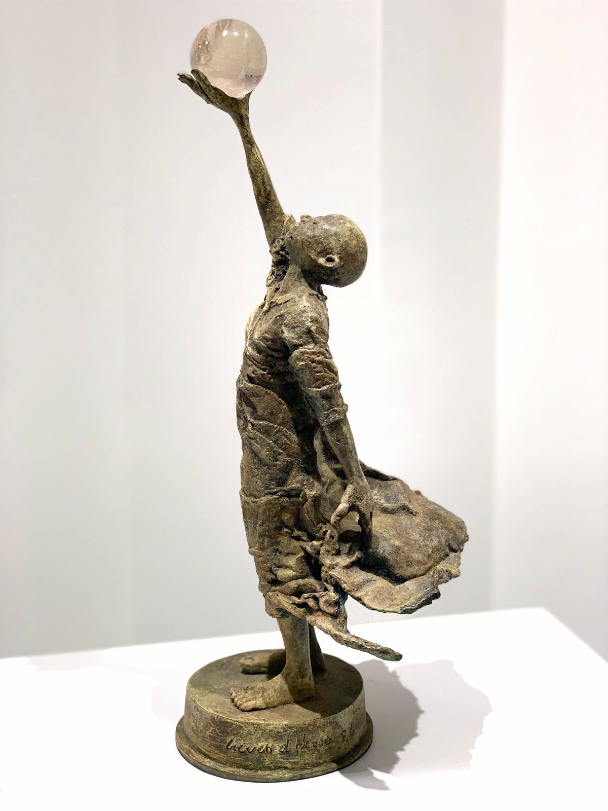 Visionaire lieven d'haese hedendaagse bronzen sculptuur een jongen die een kristallen bol vasthoudt sculptuur van verbeelding Art Yi kind sculptuur kinderdroom kunstgalerie in brussel