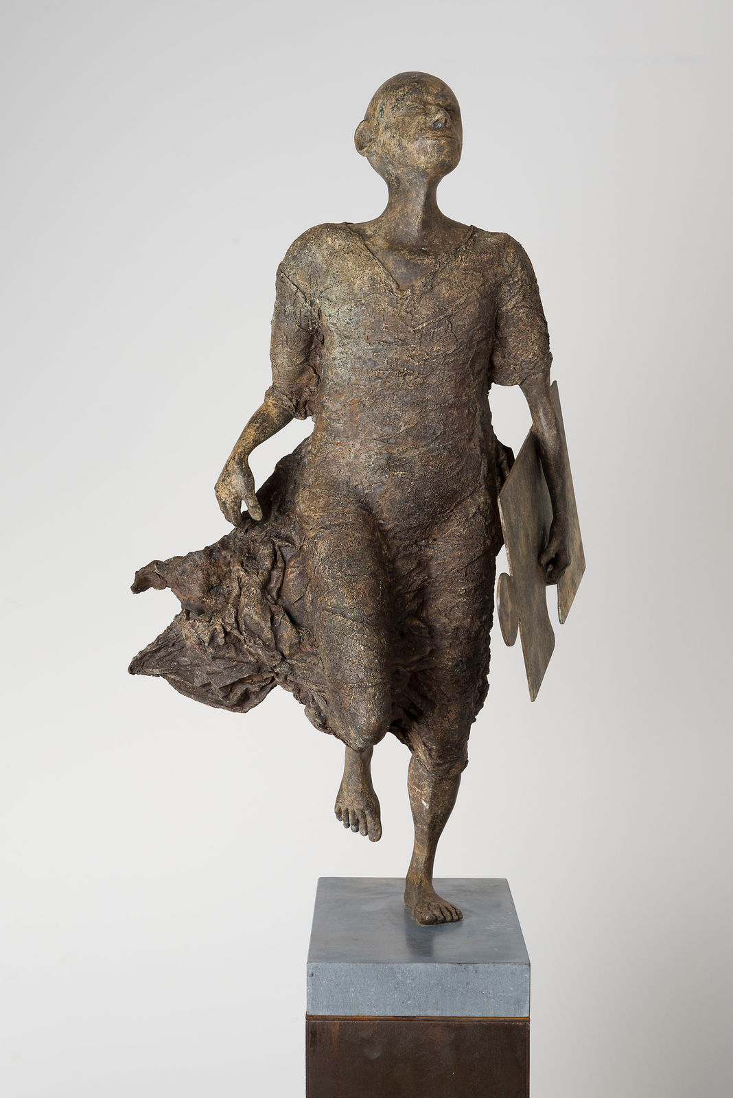 Missing link lieven d'haese contemporary bronze sculpture a boy running with a puzzle sculpture child sculpture childhood Art Yi garden sculpture garden art design art gallery in brussels