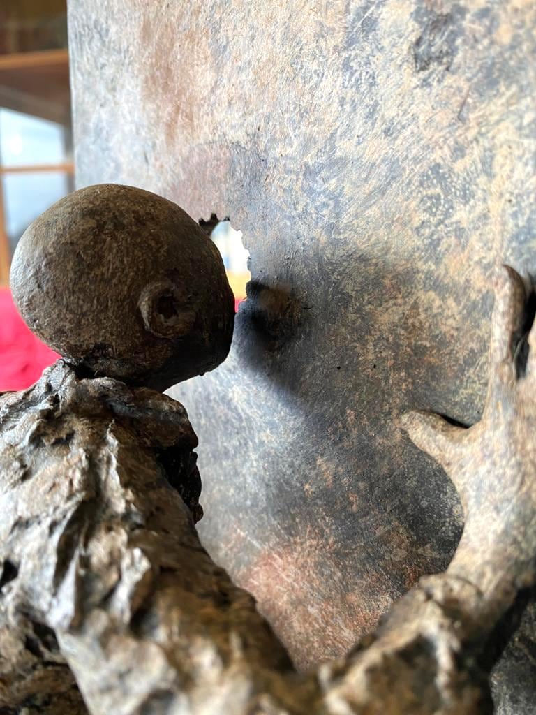 het Bijzondere gat lieven d'haese hedendaagse bronzen sculptuur kunstjongen kijkt door een klein gaatje naar de toekomst Art Yi-galerij Kunstgalerij Brussel