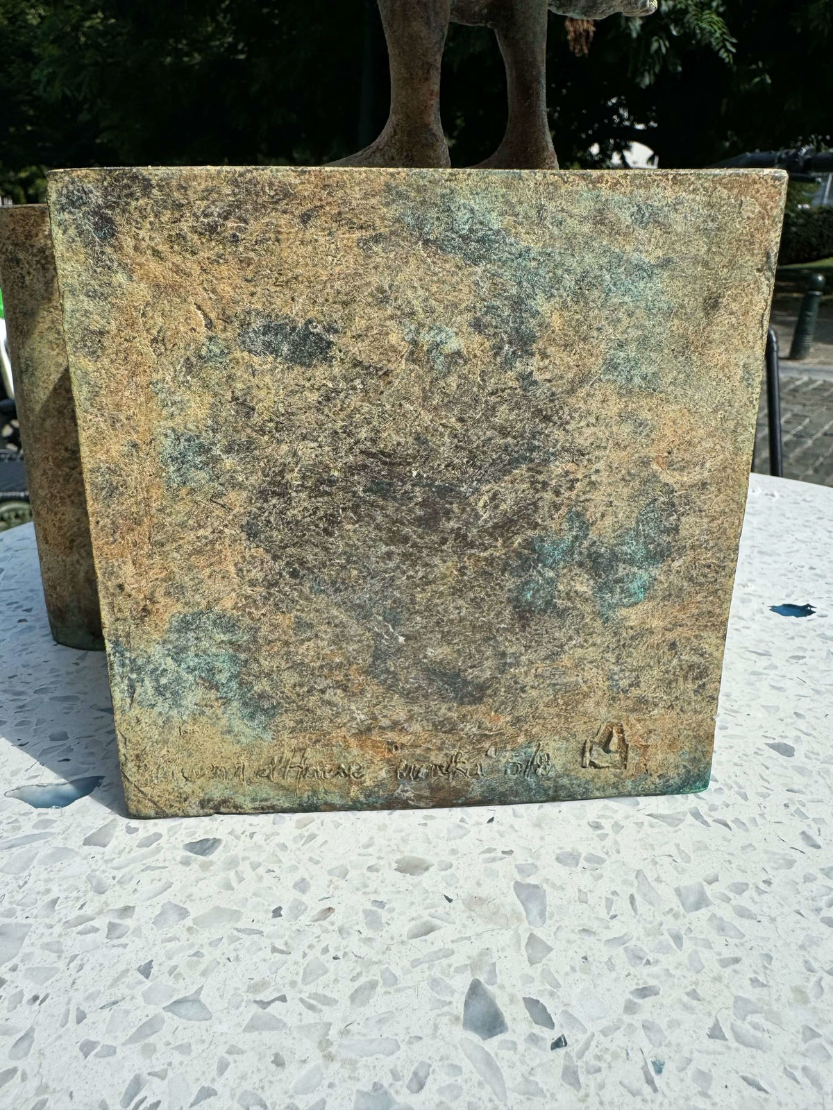 Sculpture Eureka Lieven D'Haese enfant rêvant tenant un puzzle et trouvant l'étoile dans le ciel sculpture contemporaine sculpture en bronze sculpture figurative Galerie Art Yi Bruxelles