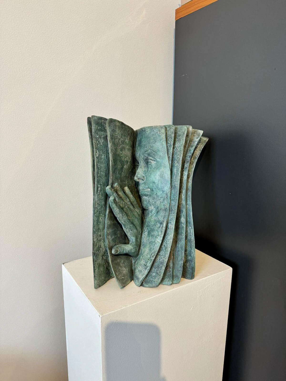 Wer ist der Leser? Buchskulptur Paola Grizi, zeitgenössische Buch- und Gesichtsskulptur, italienische Skulptur Art Yi Gallery, Brüsseler Kunstgalerie