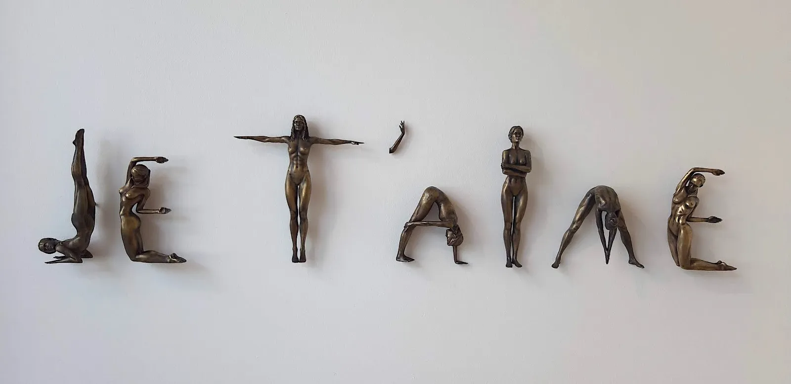 Sculpture lettre je t'aims de Marc de Corte sculpture contemporaine en bronze sculpture phrase poème mot personnalisée à la galerie Art Yi à Bruxelles