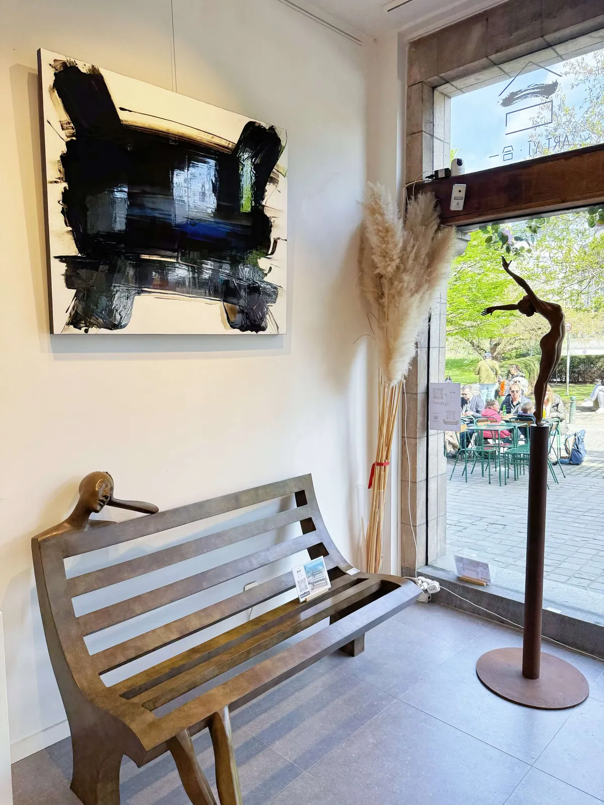 VENETUS LEO AD OPUS abstract schilderij van Frédéric Halbreich zwart-wit en blauw kalligrafisch hedendaags schilderij olieverf op hout in de Art Yi galerie in Brussel