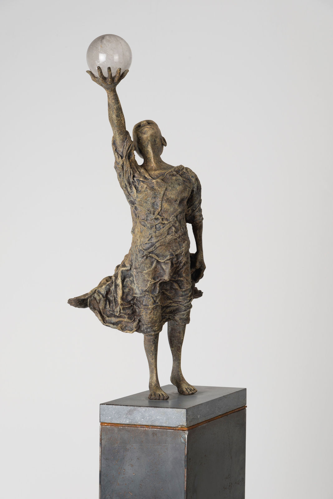 Visionnaire lieven d'haese sculpture contemporaine en bronze un garçon tenant une boule de cristal vers le ciel sculpture d'imagination enfant sculpture enfance Art Yi sculpture de jardin conception d'art de jardin galerie d'art à bruxelles