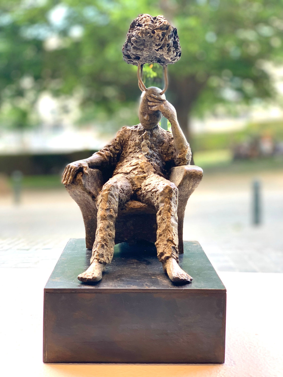 Consulting is an external memory lieven d'haese contemporary bronze sculpture a boy thinking and sitting sculpture Art Yi child sculpture childhood dream art gallery in brussels