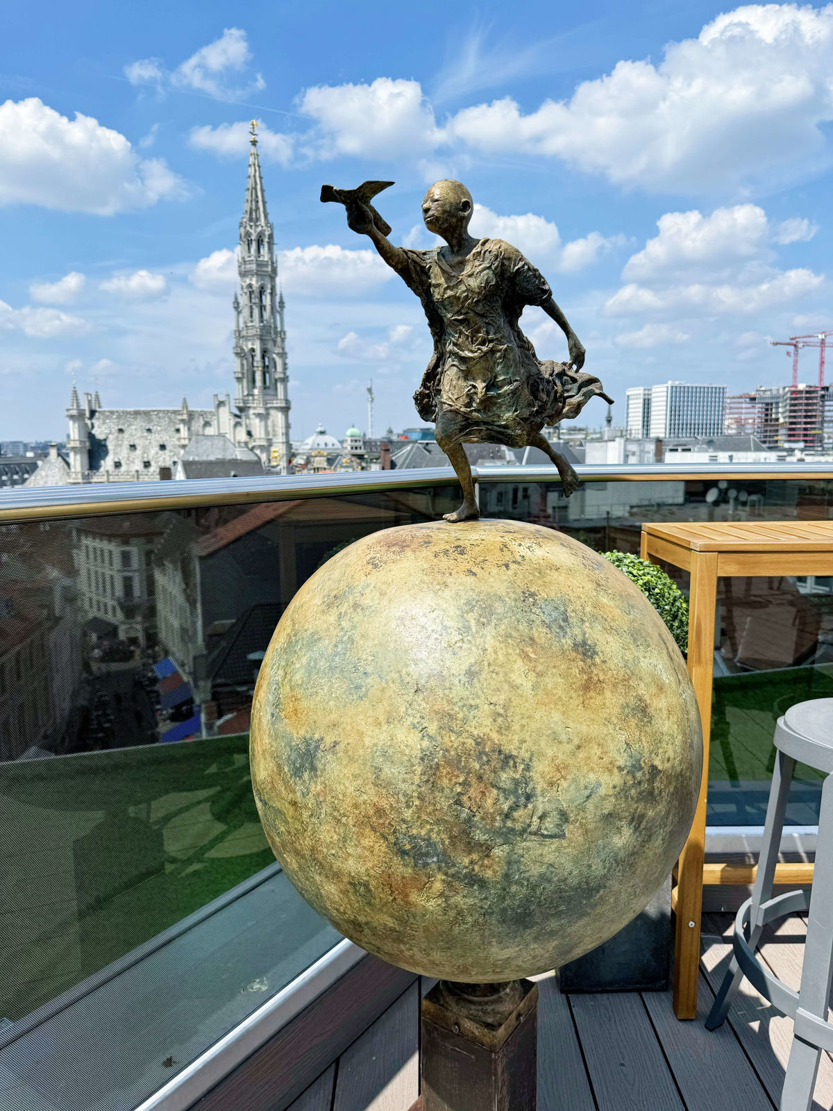 Coming home lieven d'haese fly sculpture flyer child dream of fly contemporary bronze sculpture monumental sculpture garden art garden sculpture garden design Art Yi art gallery in brussels