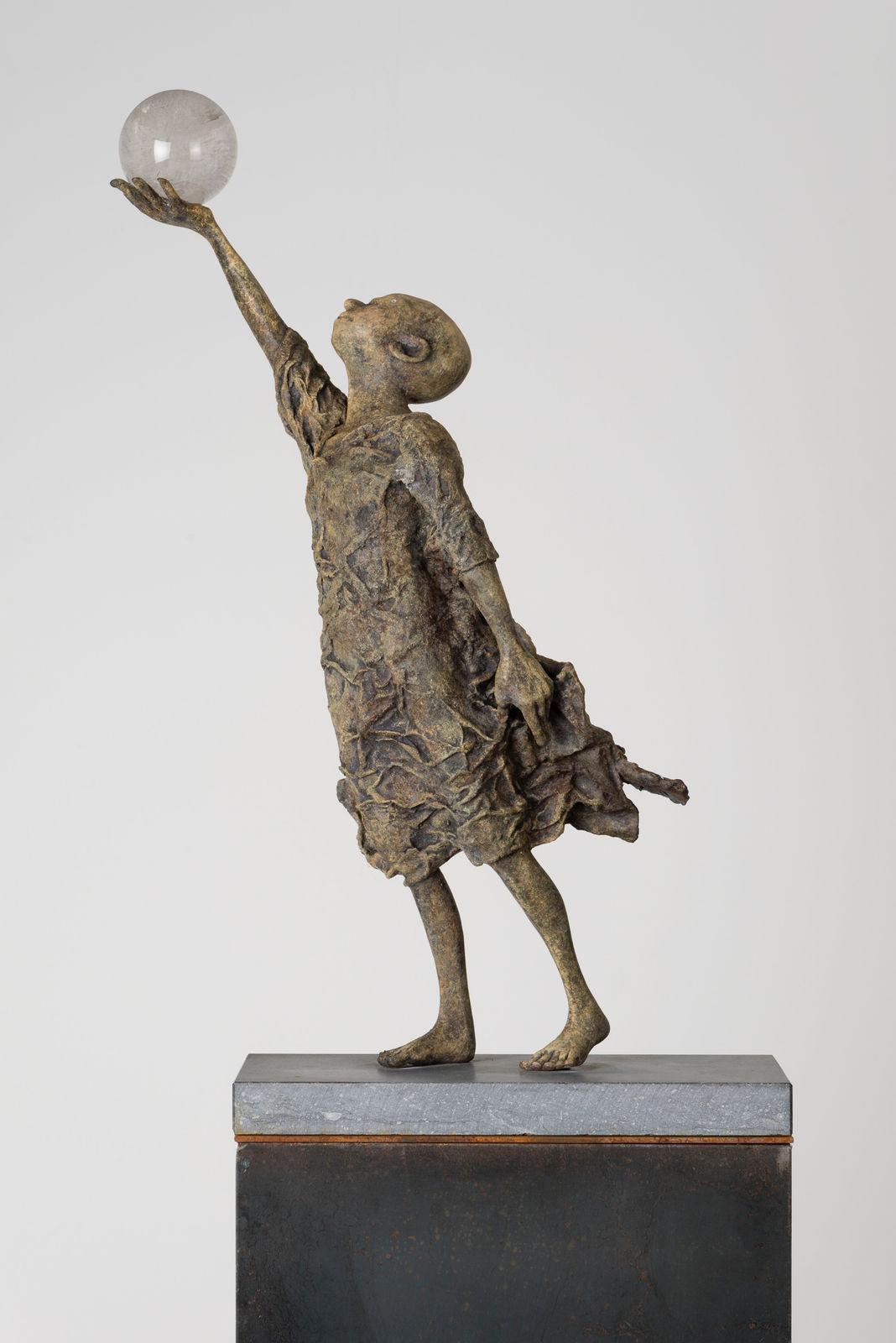 Visionair lieven d'haese hedendaags bronzen beeld een jongen die een kristallen bal naar de hemel houdt verbeeldingsbeeld kinderbeeld beeldhouwkunst kindertijd Art Yi tuin beeldentuin art design kunstgalerie in brussel
