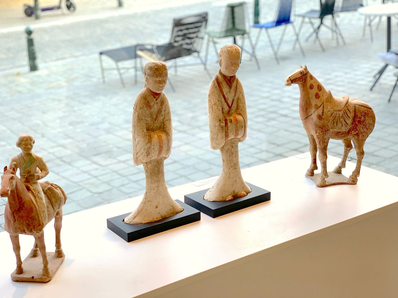 chinees aardewerk antiek paard uit de Tang-dynastie art yi Brusselse kunstgalerij art yi