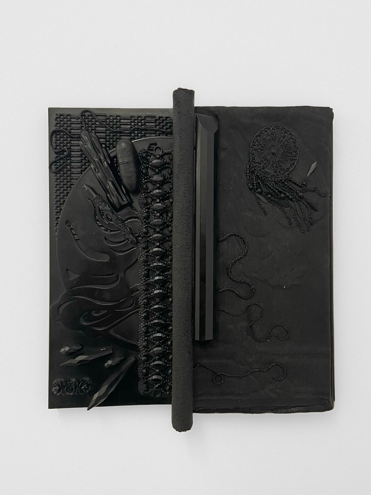 Isabelle Cornaro, Homonymes I (édition en élastomère, motifs stylisés), 2023