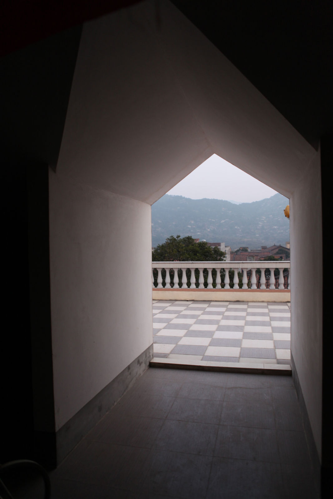 Chen Yujun 陈彧君, The House’s Shadow NO.110812 家的影子NO.110812, 2011