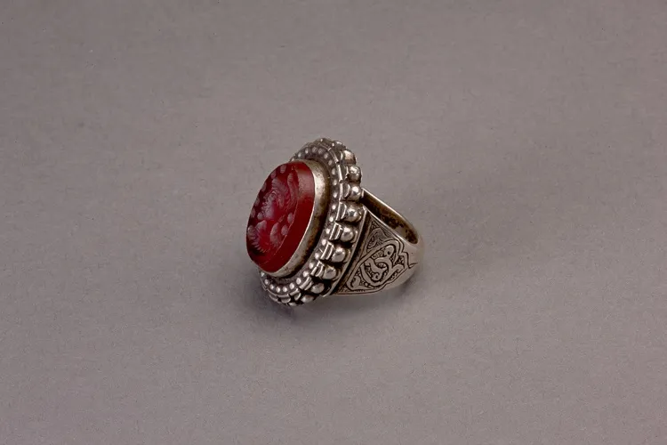 Oval silver Islamic ring with carnelian intaglio