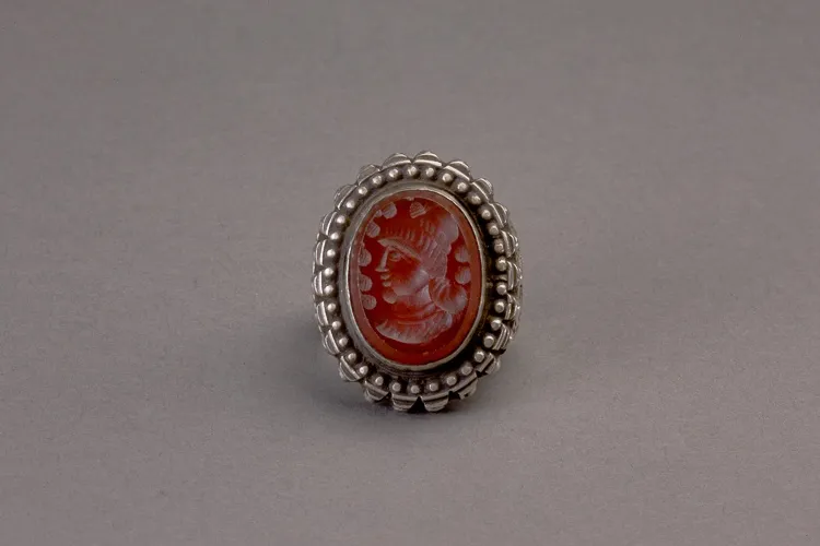Oval silver Islamic ring with carnelian intaglio