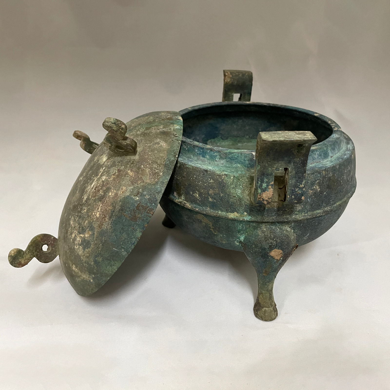 Han Bronze Ding, 206 BCE - 220 CE