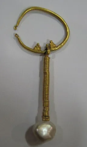 Roman Gold and Pearl Earring, 100 CE - 300 CE