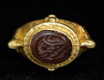 Safavid Gold Ring Featuring a Carnelian Seal, 17th Century CE - 18th Century CE