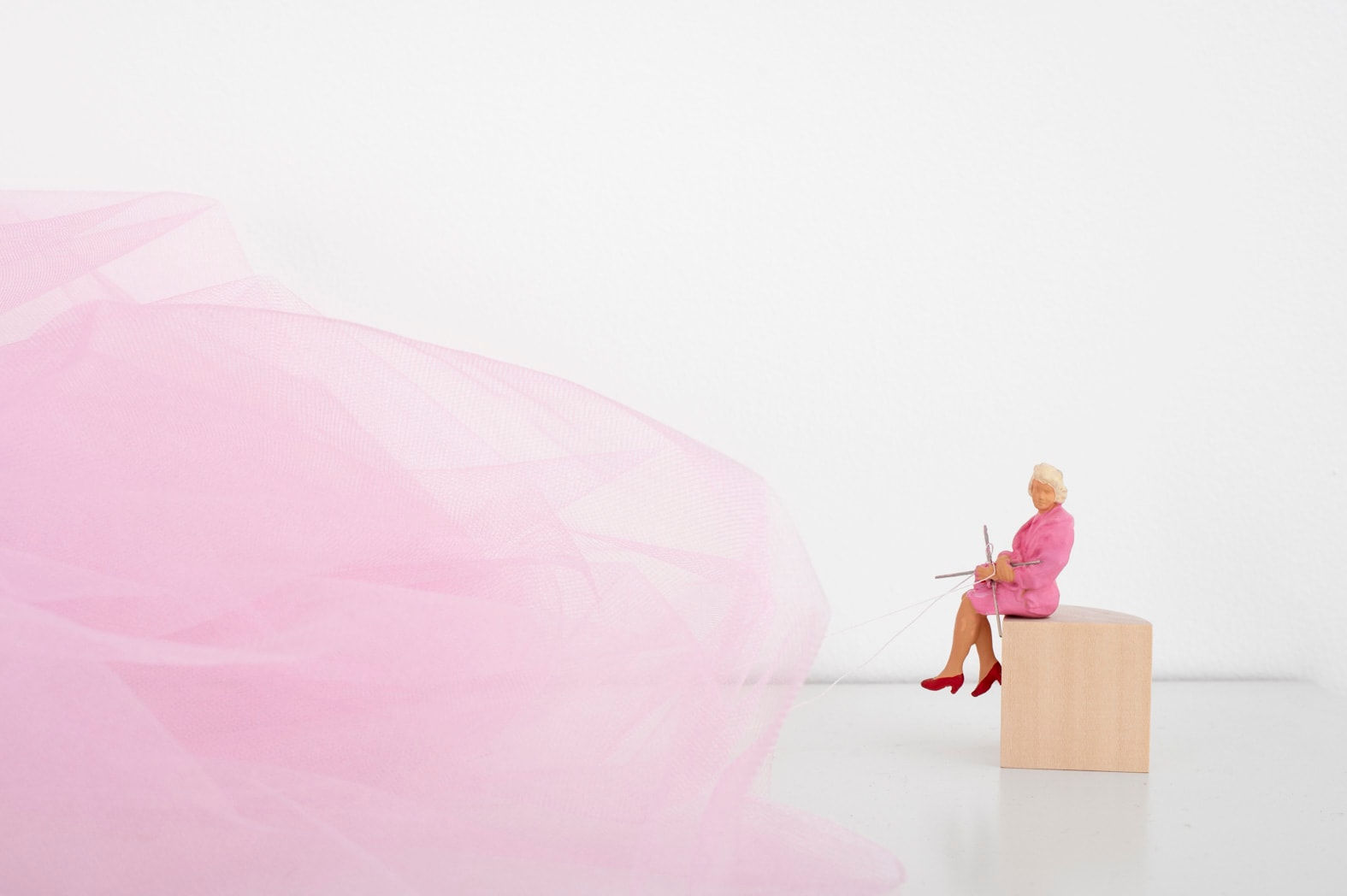 Liliana Porter, La Tejedora (con zapatos rojos), 2018