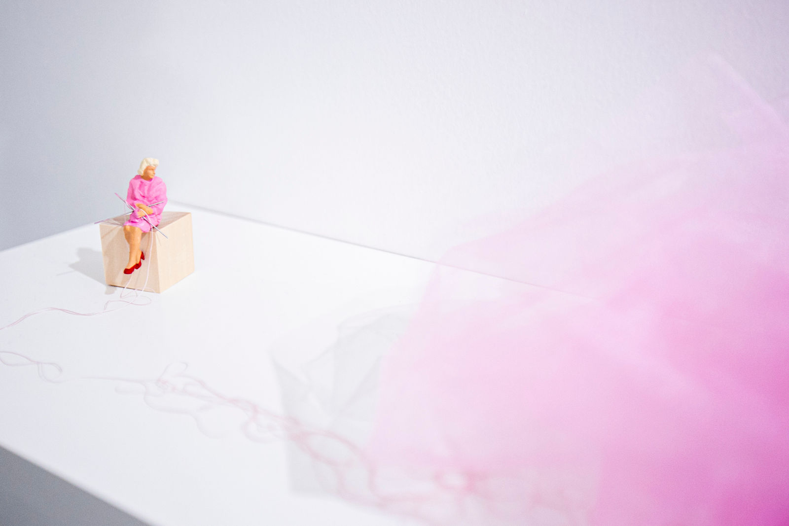 Liliana Porter, La Tejedora (con zapatos rojos), 2018