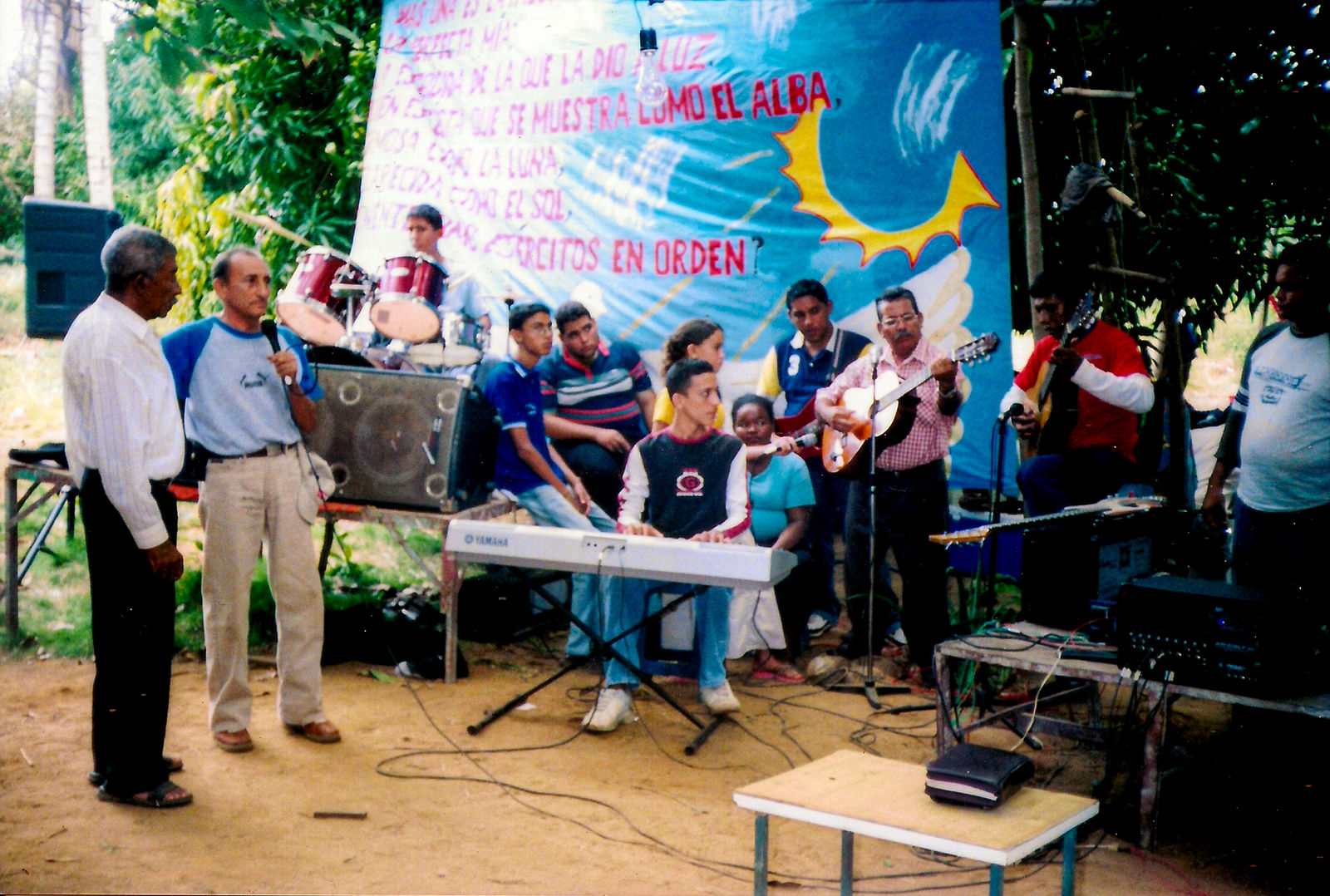 Cristian Hernández Fortune, Elías (centro) toca el piano en una campaña evangelística de la Iglesia Pentecostal Unida, Circa 2000