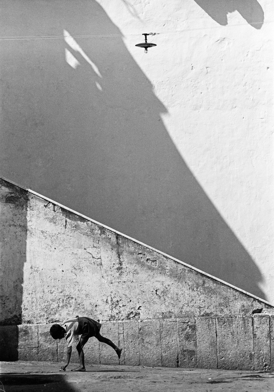 Thomas Hoepker, Boy playing in the street, Naples, 1956