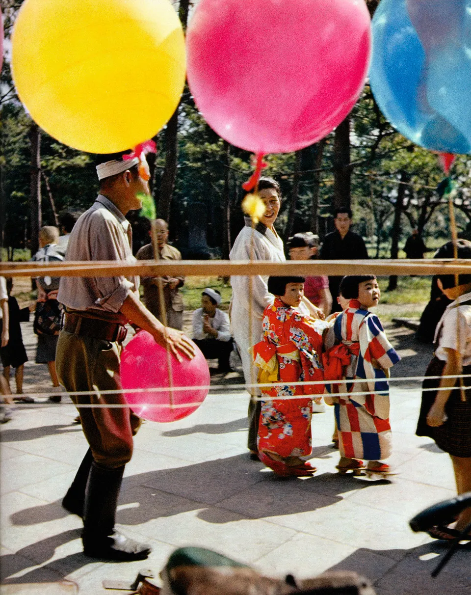 Werner Bischof, Feiertag, Tokio, Japan, 1951