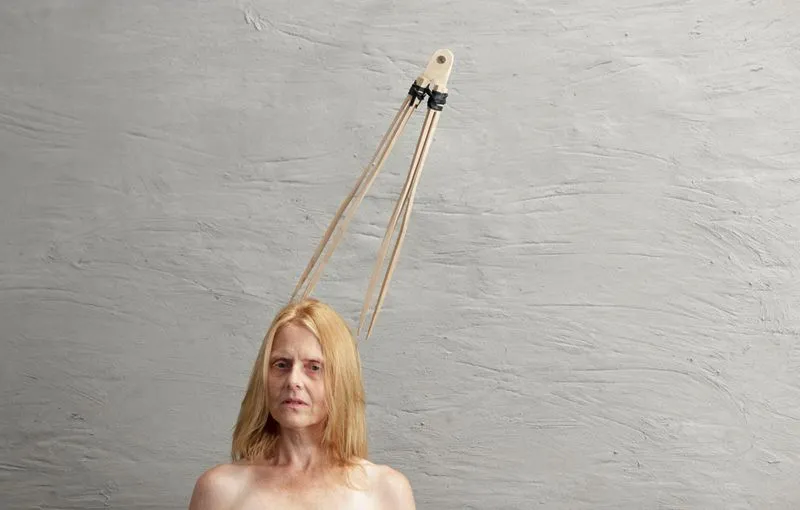 Julie Favreau, femme compas (série Anomalies), 2012