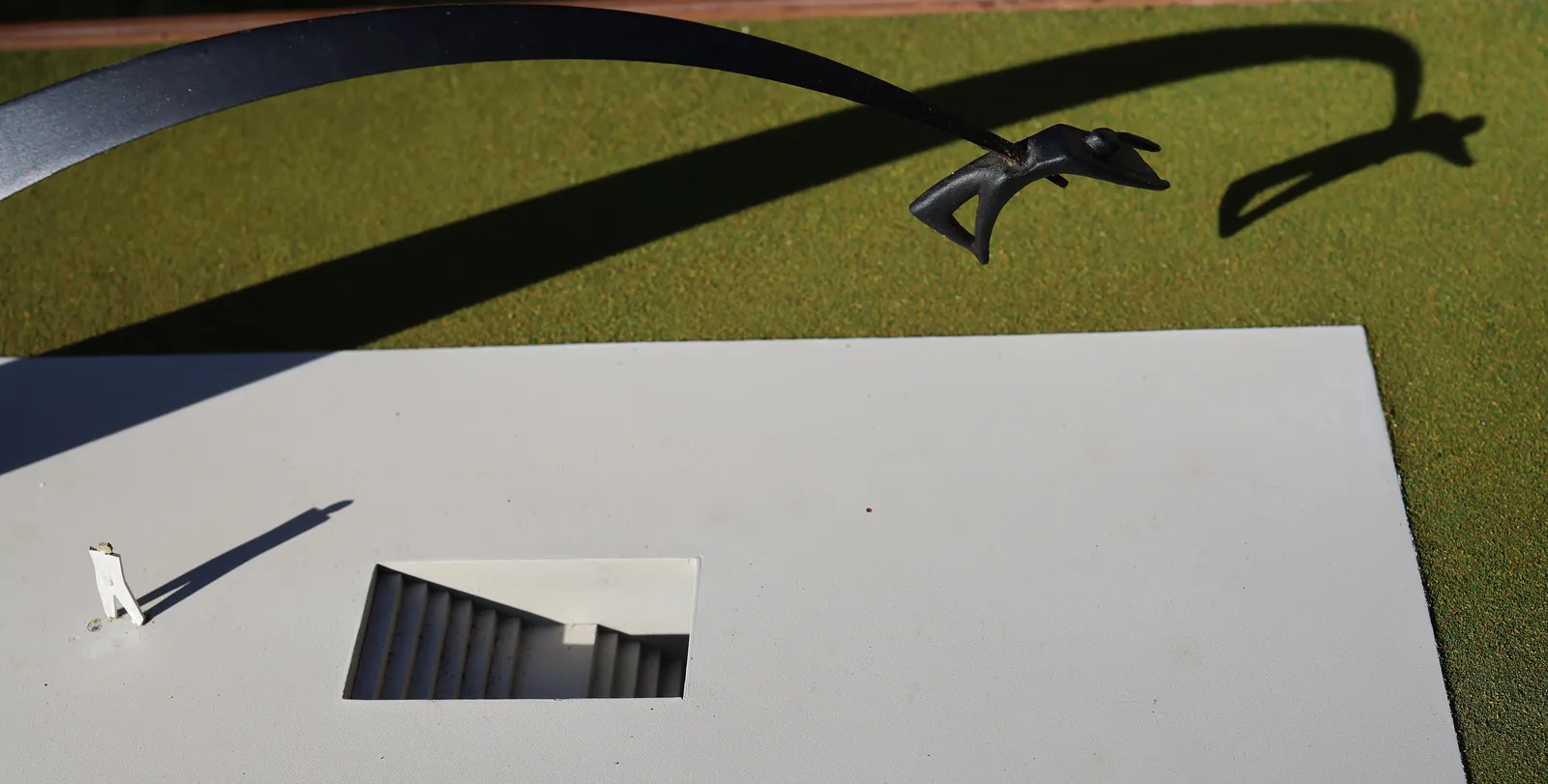 Oscar Niemeyer, "Tortura Nunca Mais" - Maquette pour l'esplanade du monument aux morts de la Seconde Guerre mondiale à Rio de Janeiro, 1986