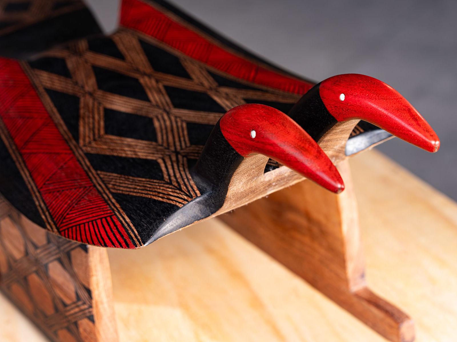 Turuza Wauja, Banc sculptural Oiseau de deux têtes/ Sculptural bench Two-headed bird, 2024