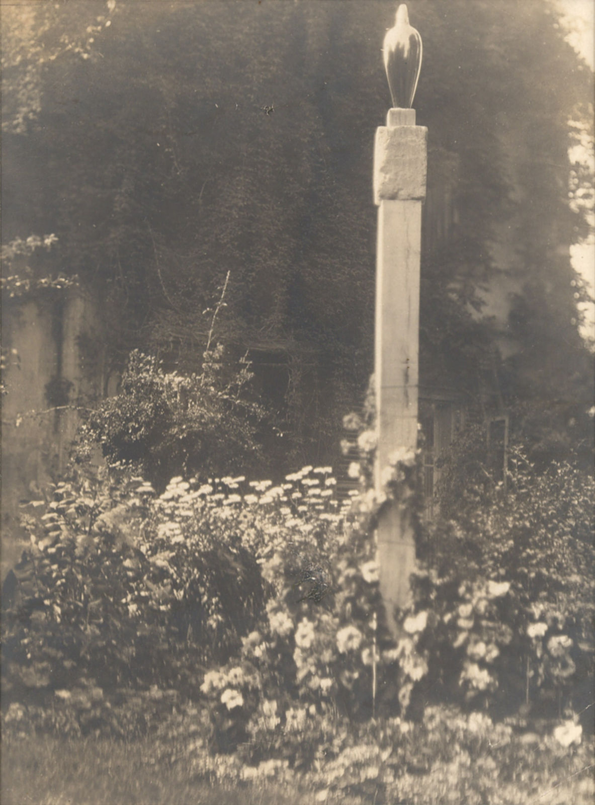Edward Steichen, Măiastra in Edward Steichen's garden in Voulangis, 1926