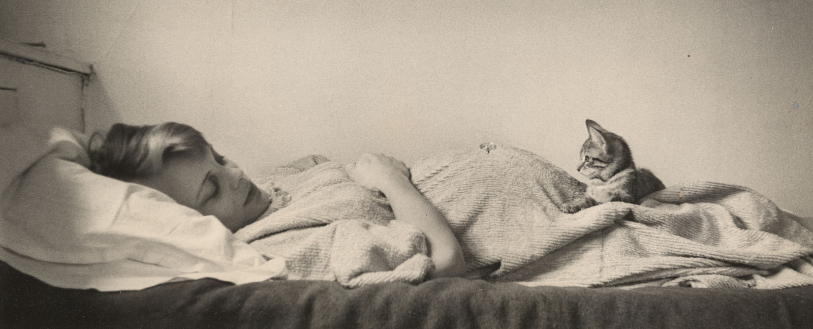 Elliott Erwitt, Lucienne & Cat, 1953