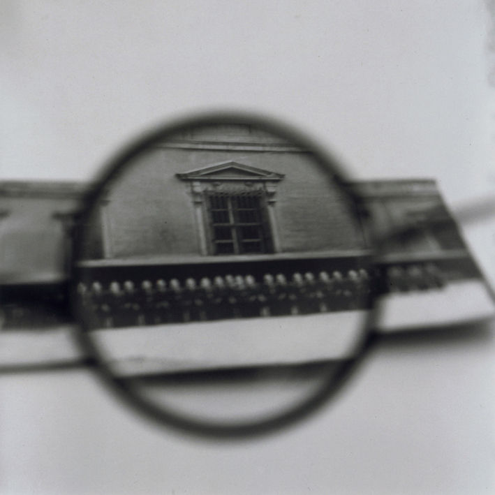 Tomoko Yoneda, Hesse's Glasses - Viewing a photograph of a soldier, 1998