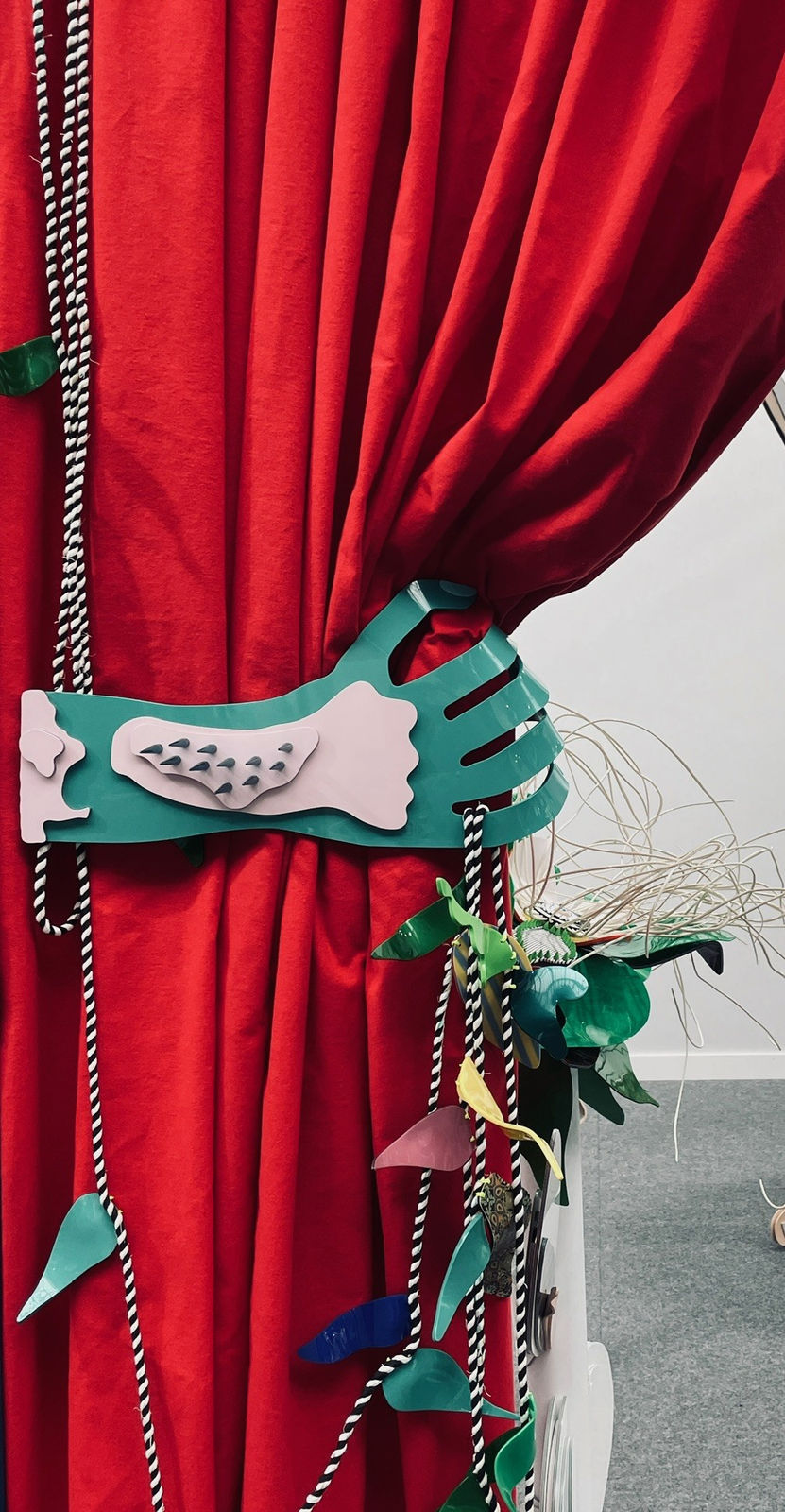 Eugénie Modai, Main curieuse (du rideau rouge)