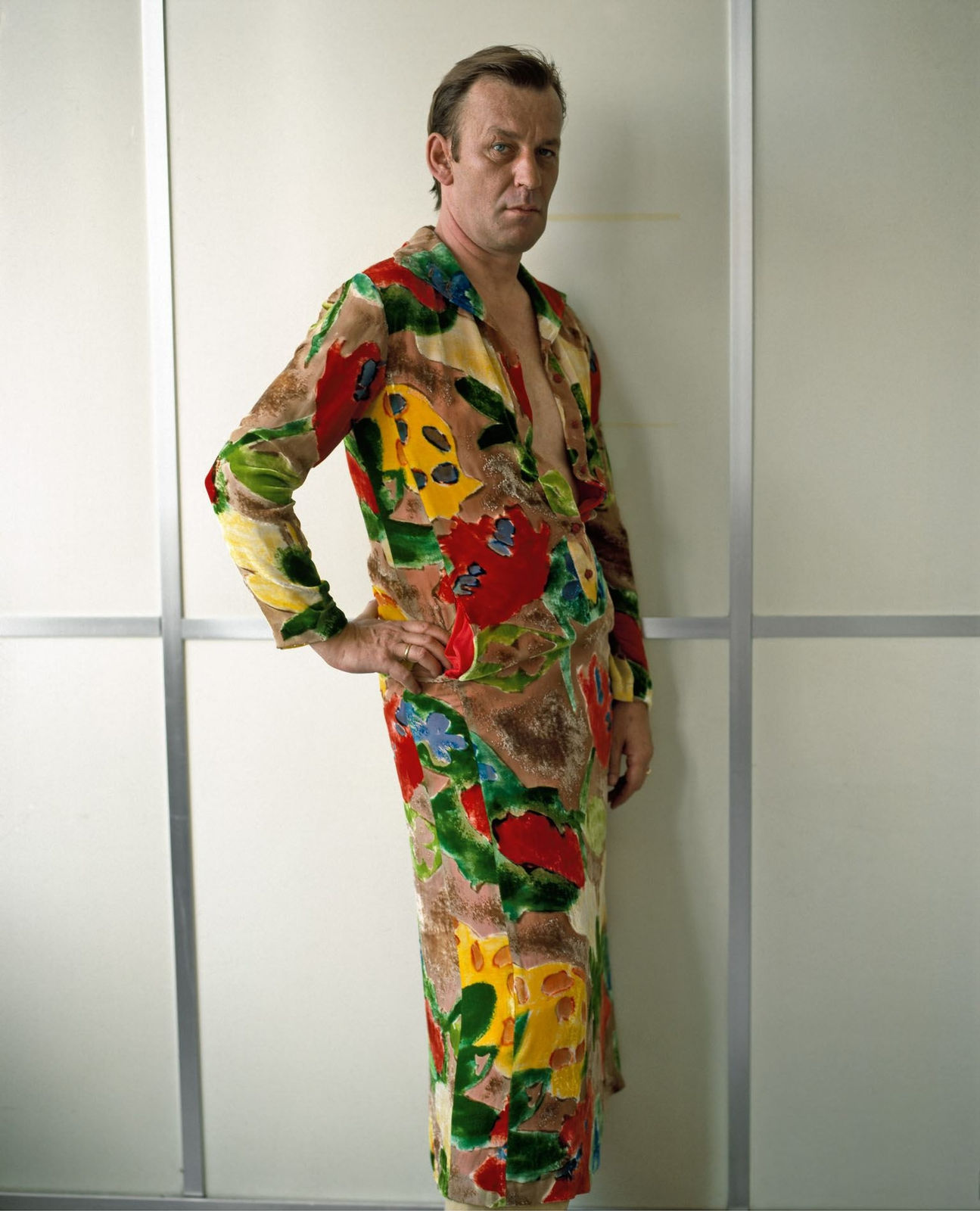 Elfie Semotan, Martin Kippenberger (Abendkleid von Issey Miyake) Martin Kippenberger (Evening Dress by Issey Miyake) aus der Serie Flowers für View on Colour from the series Flowers for View on Colour, 1996