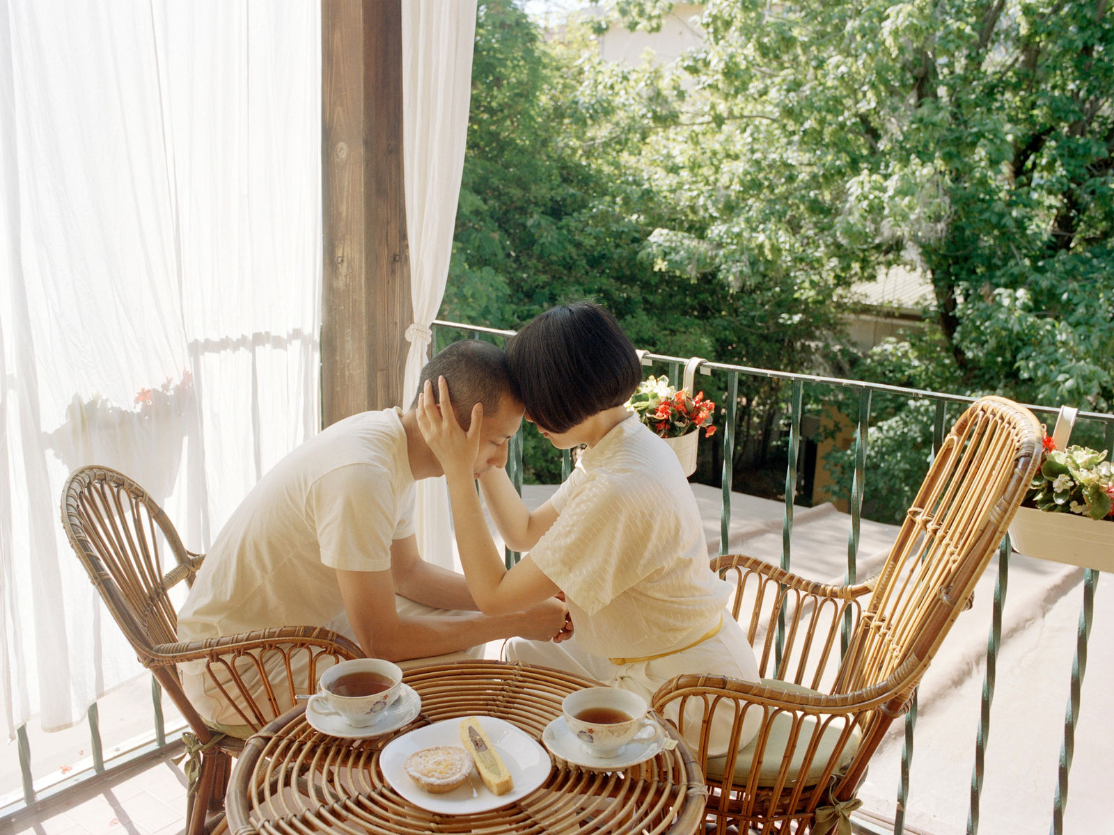 Pixy Liao 廖逸君, Couple Huddle, 2022