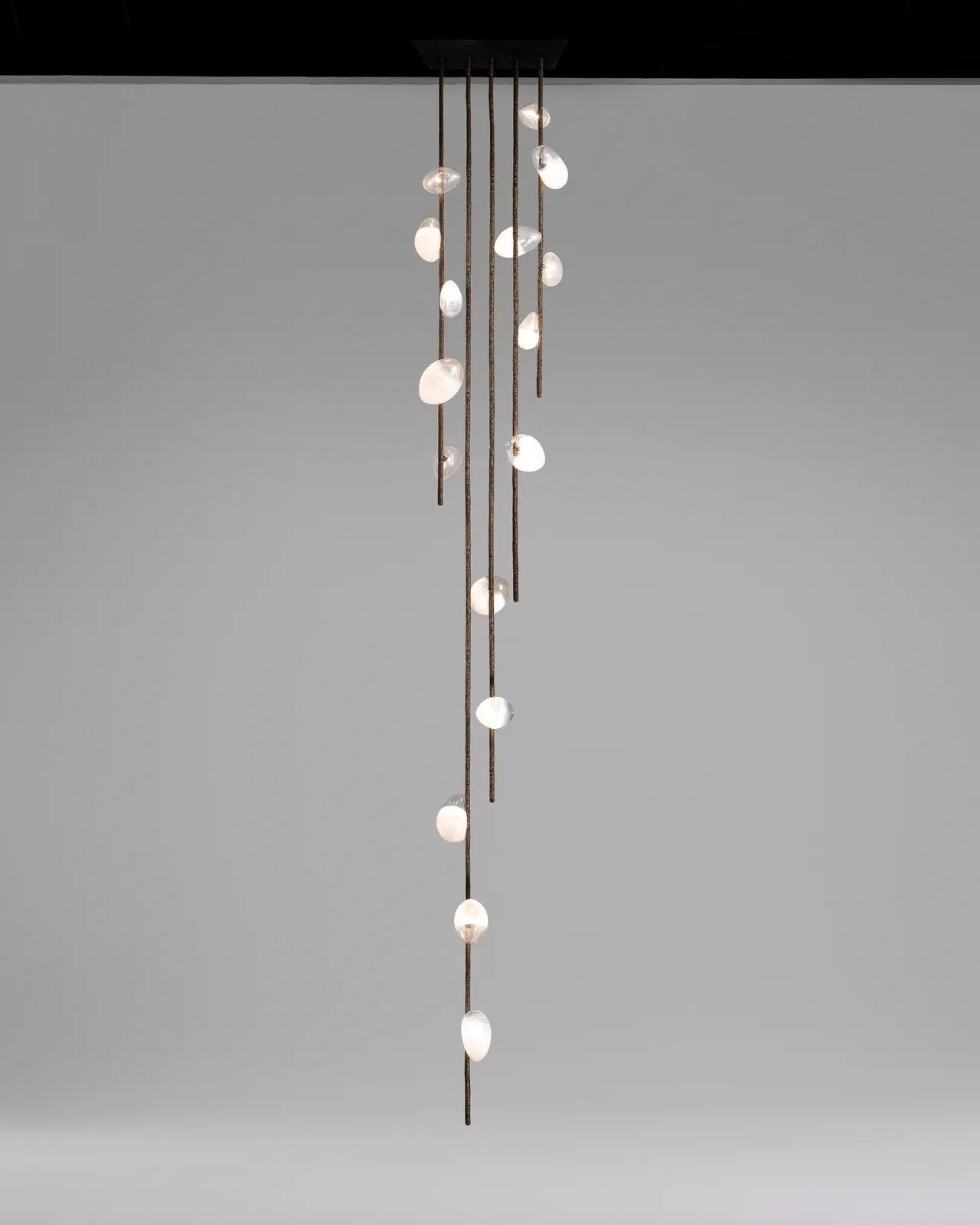 Simon Stewart, Goccia Chandelier, 2023