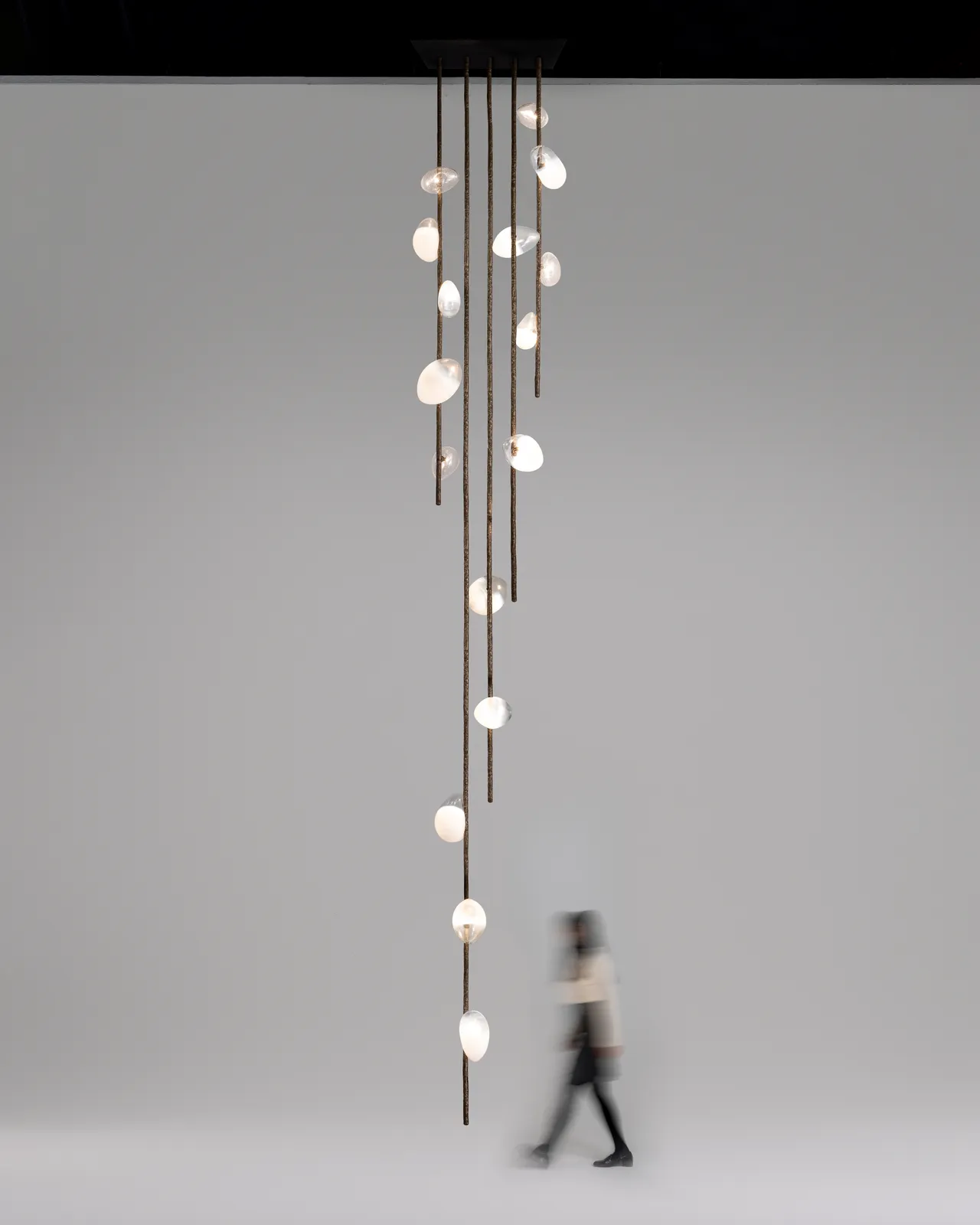 Simon Stewart, Goccia Chandelier, 2023