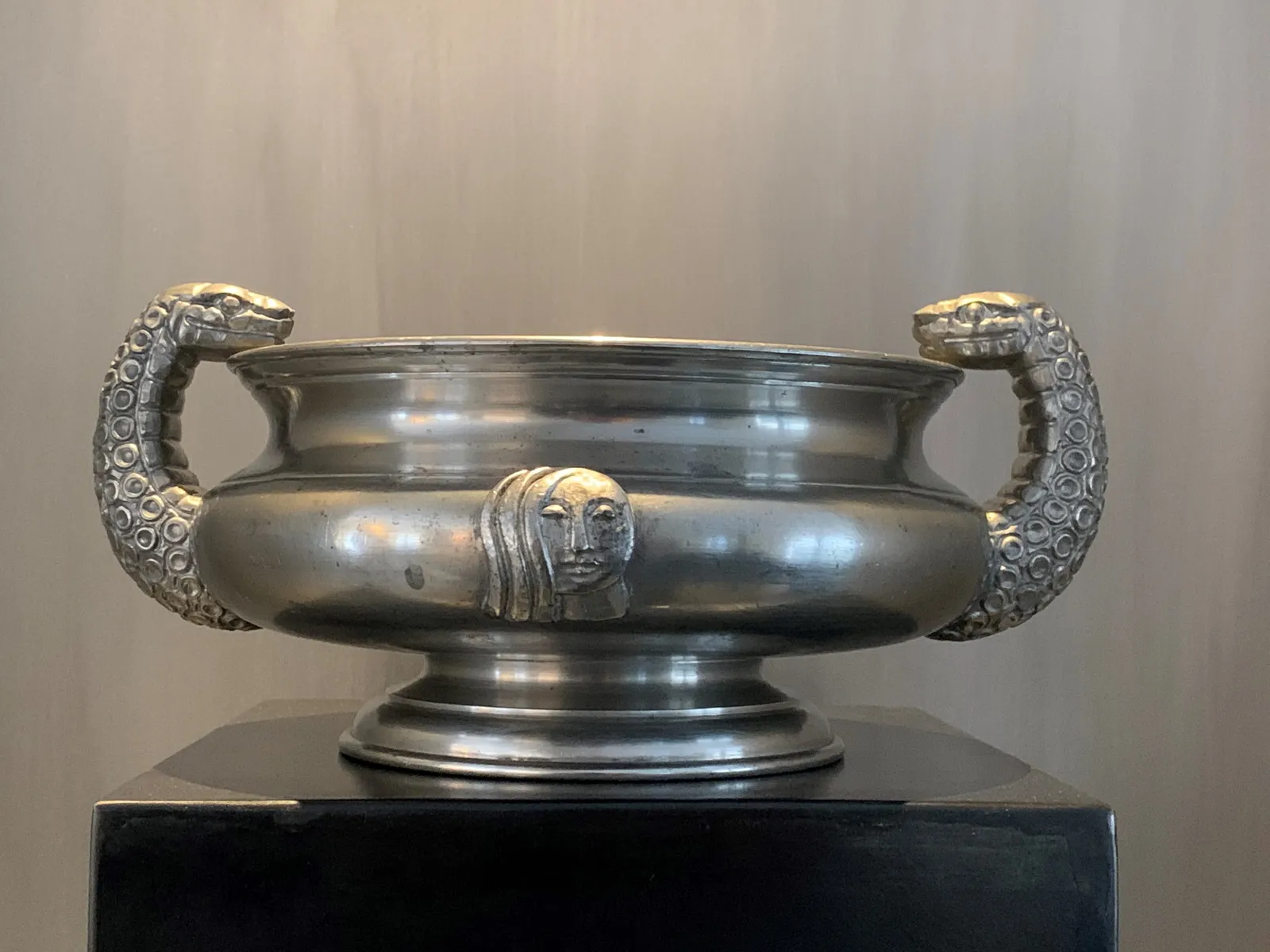 PETRUS Anna, Coupe à anses a décors de serpents et tête de femme , 1929