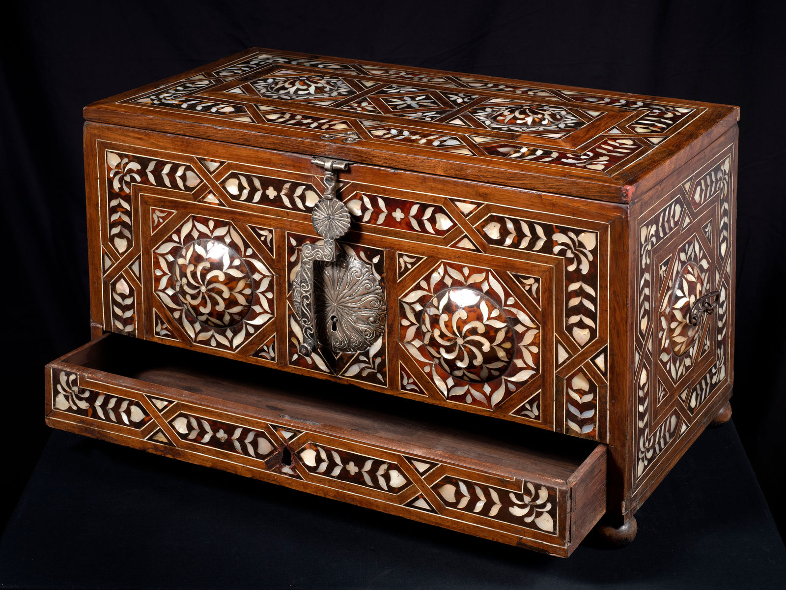 ANONYMOUS, Enconchado Trunk