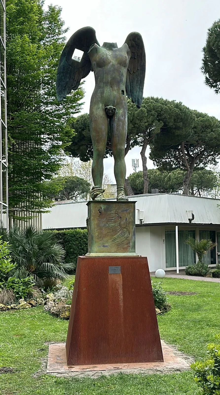 Igor Mitoraj, Ikaria con Sandali, 1996