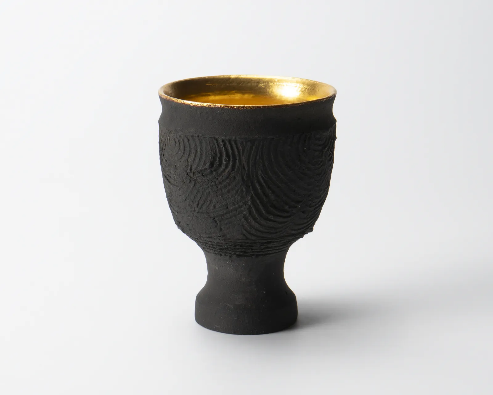 Sakata Jinnai 坂田 甚内, Oxidized smoke sake cup with gold interior 金環杯