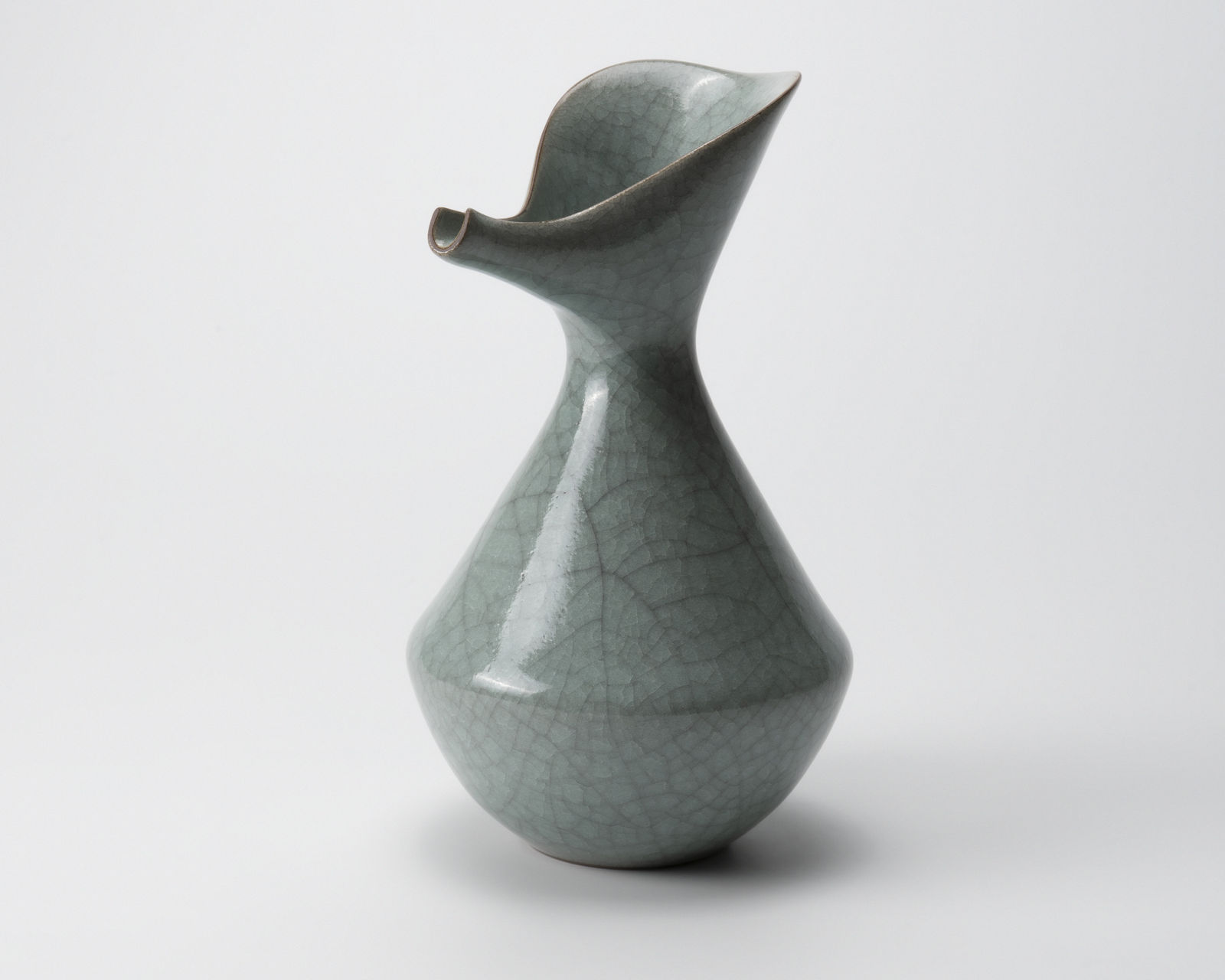 Yoshida Shuhei 吉田周平, Celadon spouted flower vase, 2023