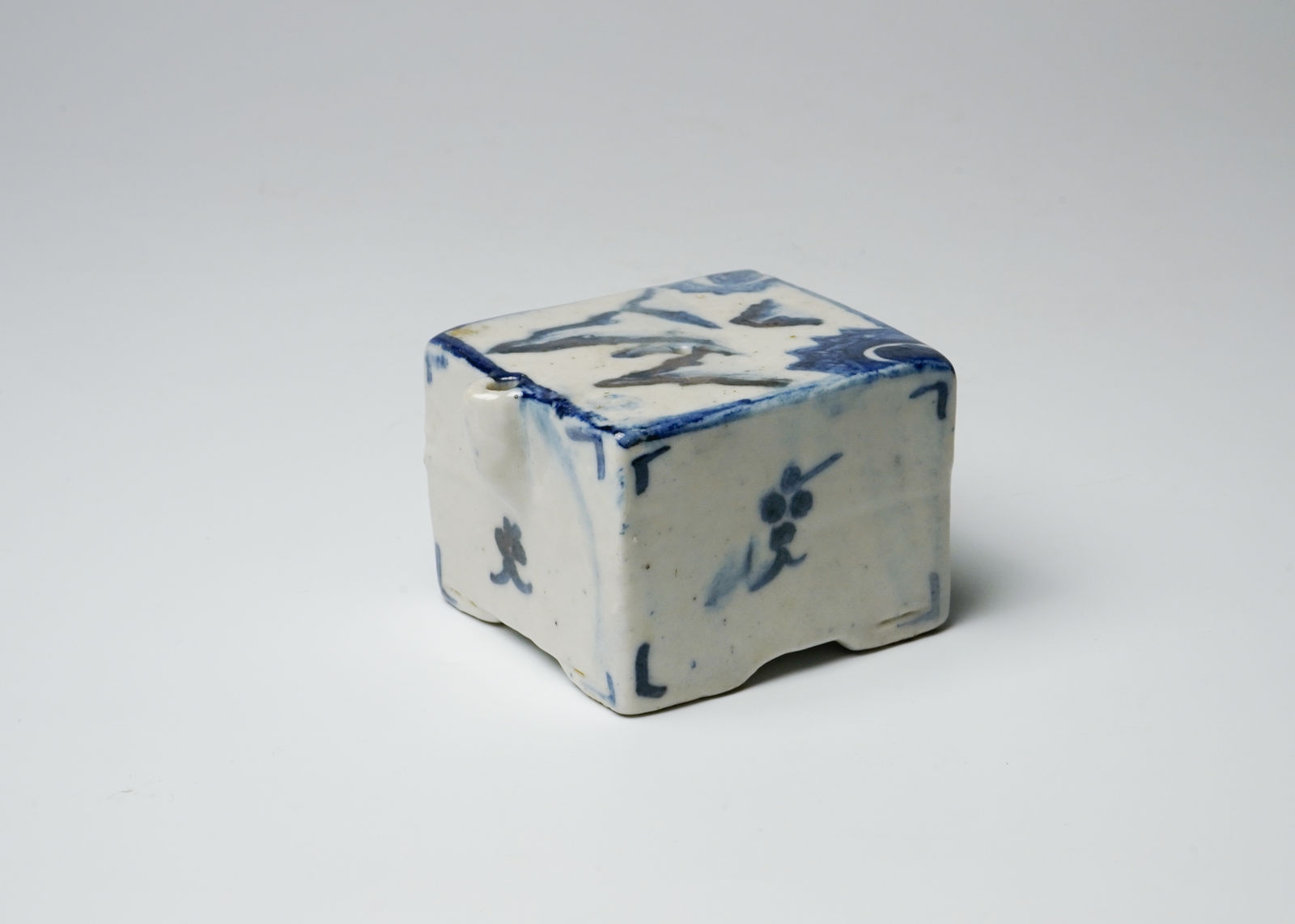 Square shaped water dropper with sometsuke 李朝角形染付水滴, Joseon dynasty