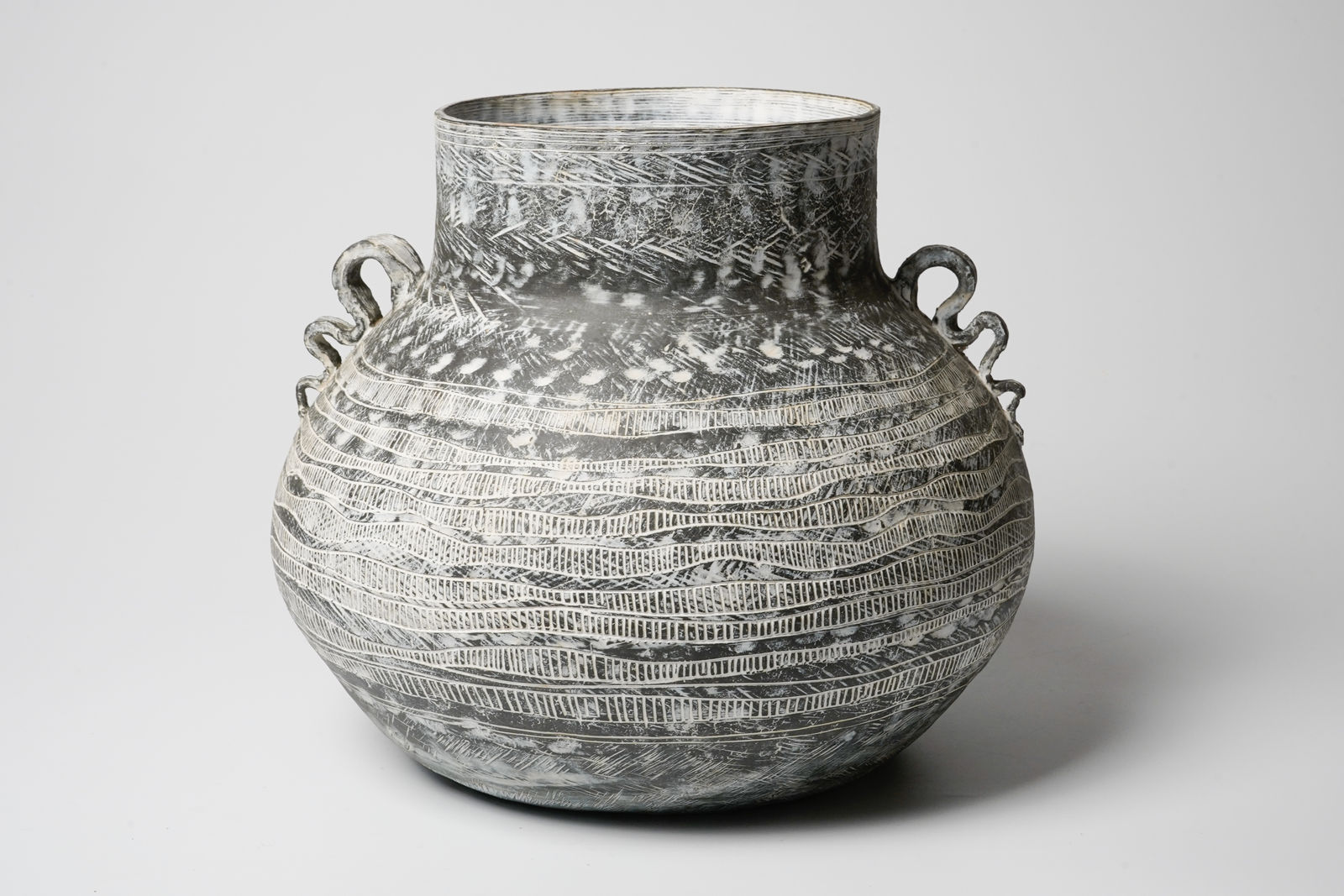 Yasuhara Kimei 安原喜明, Flower Vase 花生 炻器線彫文