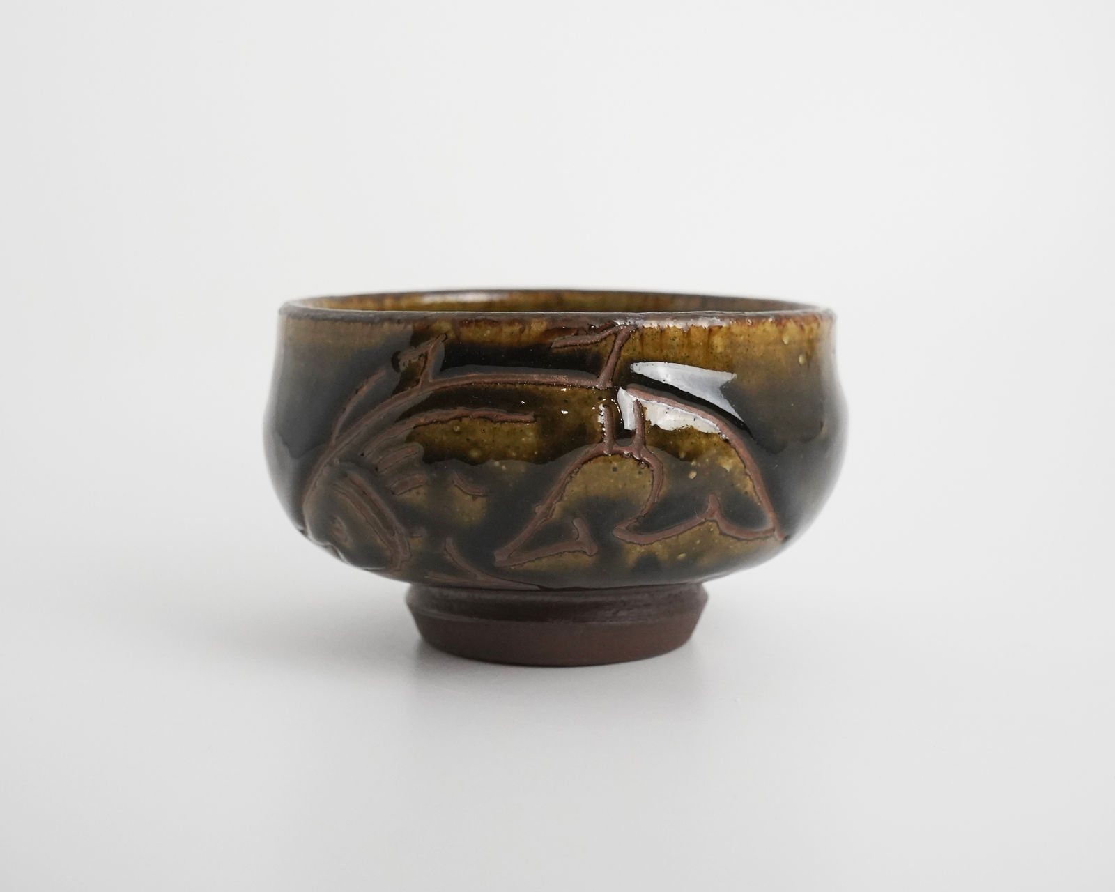 Kinjo Jiro 金城次郎, Teabowl with Fish Drawing 魚紋茶碗